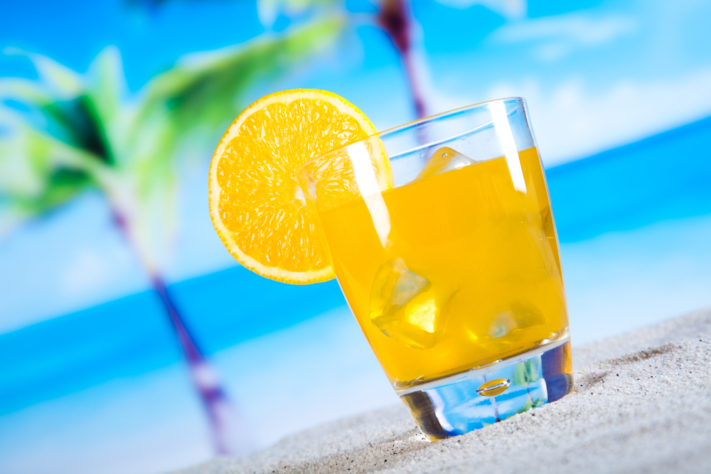 瓊漿映海色 酒精飲料與海灘風光的天然色調(diào)交響曲